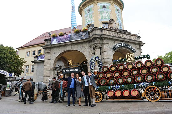 Das Wiesnzelt München vor dem Löwenbräukeller mit Löwenbräu Brauereichef Bernhard Klier, Evelyn Greffenius, Löwenbräu-Keller Wirt Ludwig Reinbold, Philip Greffenius (Edition Sportiva) (©Foto: Martin Schmitz)